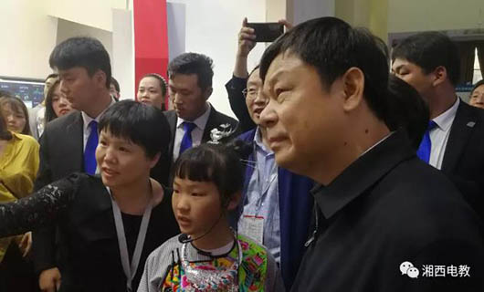 湖南省電教館楊館長向教育部杜占元副部長介紹湘西州教育信息化情況